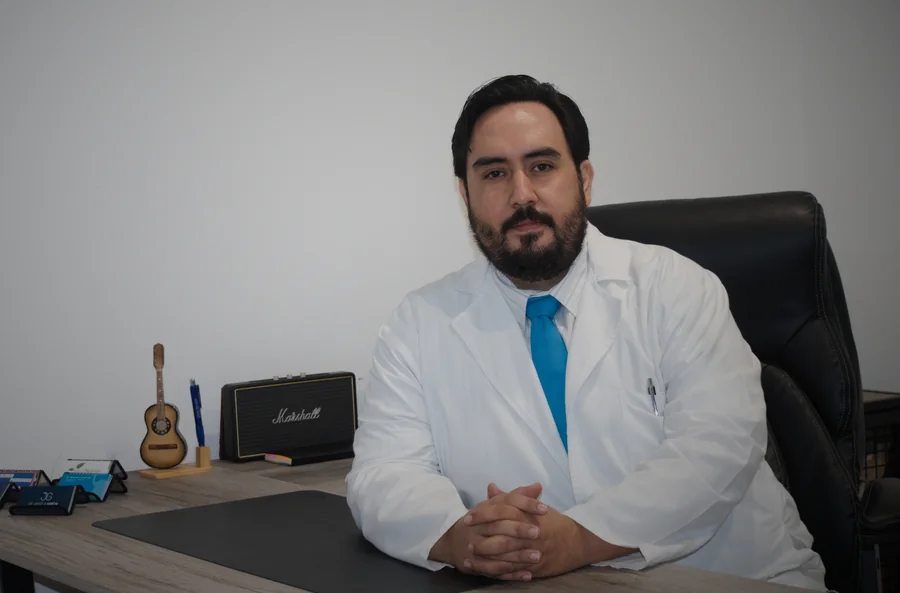 Dr. Jorge A. García Arroyo en su consultorio